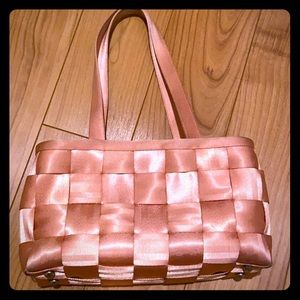 Harvey’s Peach Satchel.